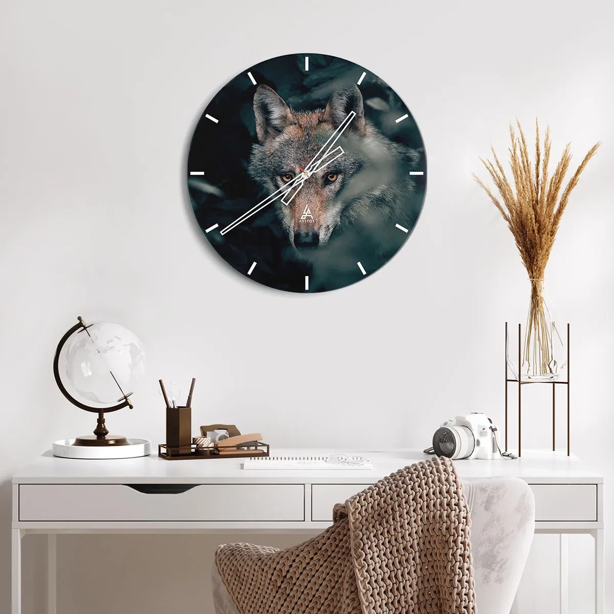 Reloj de pared - Reloj de vidrio - Un lobo con una mirada intensa sobre el fondo de un bosque oscuro. - 30x30cm - Cazador - Decoración de pared moderna para salón, cocina y dormitorio ARTTOR