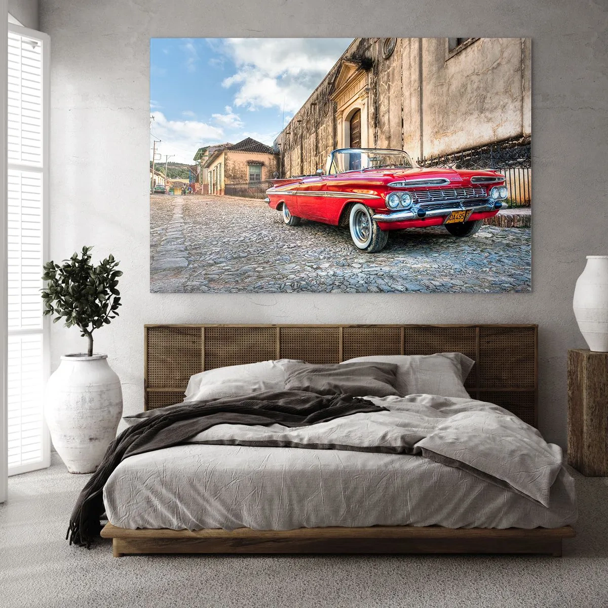 Cuadro sobre vidrio - Impresiones sobre Vidrio - Un clásico convertible rojo en una calle adoquinada en un entorno retro. - 70x50cm - Emociones cubanas - Decoración de pared moderna para salón y dormitorio ARTTOR