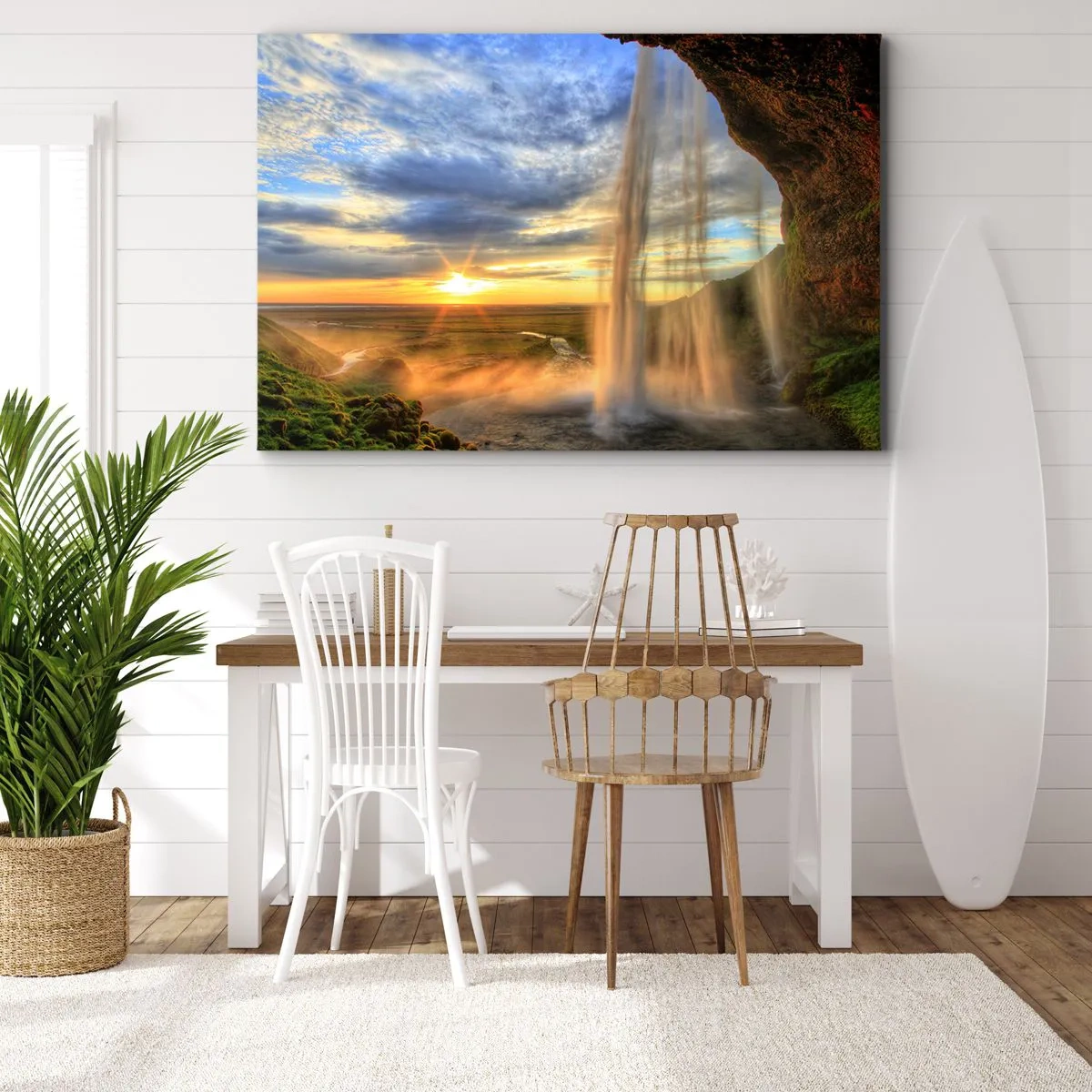 Cuadro sobre lienzo - Impresión de Imagen - Una cascada iluminada por la luz del sol con un paisaje como telón de fondo. - 120x80cm - El mundo tras el velo de las gotas - Decoración de pared moderna para salón y dormitorio ARTTOR