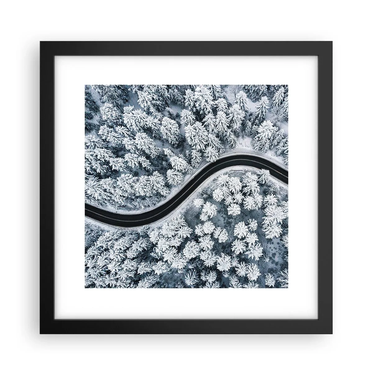 Póster en marco negro - A través de un bosque invernal - 30x30 cm