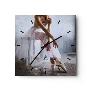 Reloj de pared - Reloj de vidrio - Una bailarina en una pose delicada sobre un fondo industrial. - 30x30cm - Antes de que brillen las luces del escenario - Decoración de pared moderna para salón y dormitorio ARTTOR