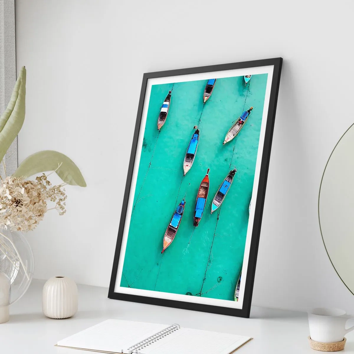 Póster en marco negro - Una vista aérea de barcos pesqueros en aguas turquesas. - 50x70cm - En alegre espera - Decoración de pared moderna para salón y dormitorio ARTTOR