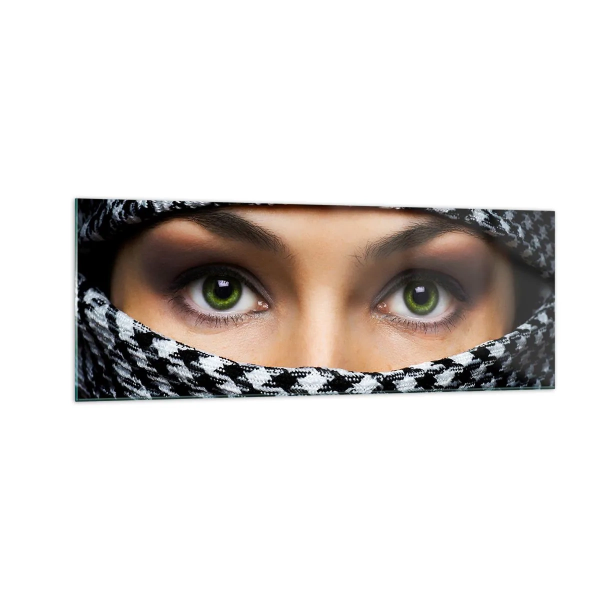 Cuadro sobre vidrio - Impresiones sobre Vidrio - Los ojos verdes de una mujer están ocultos tras una tela estampada en blanco y negro. - 140x50cm - Hermosa mirada de ojos verdes - Decoración de pared moderna para salón y dormitorio ARTTOR