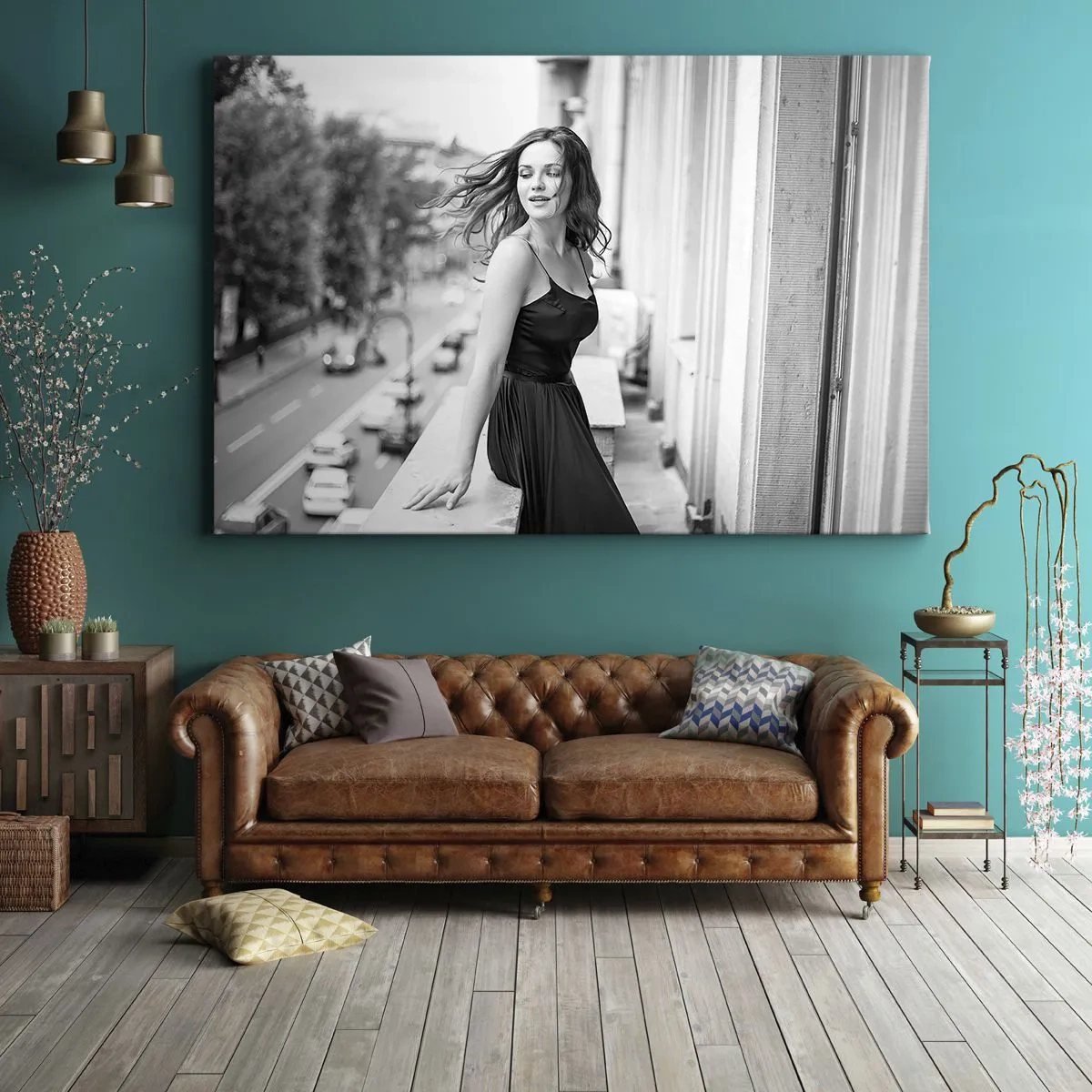 Cuadro sobre lienzo - Impresión de Imagen - Fotografía en blanco y negro de una mujer en un balcón. - 70x50cm - Ciertamente, parisina - Decoración de pared moderna para salón y dormitorio ARTTOR