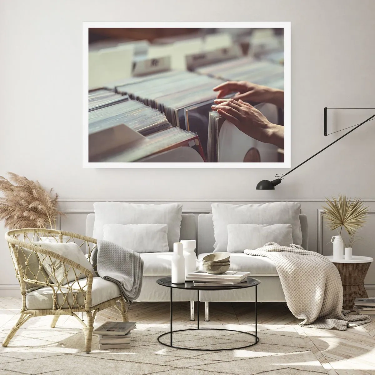 Póster - Manos mirando a través de una colección de vinilos - 100x70cm - En busca de emociones - Decoración de pared moderna para salón y dormitorio ARTTOR