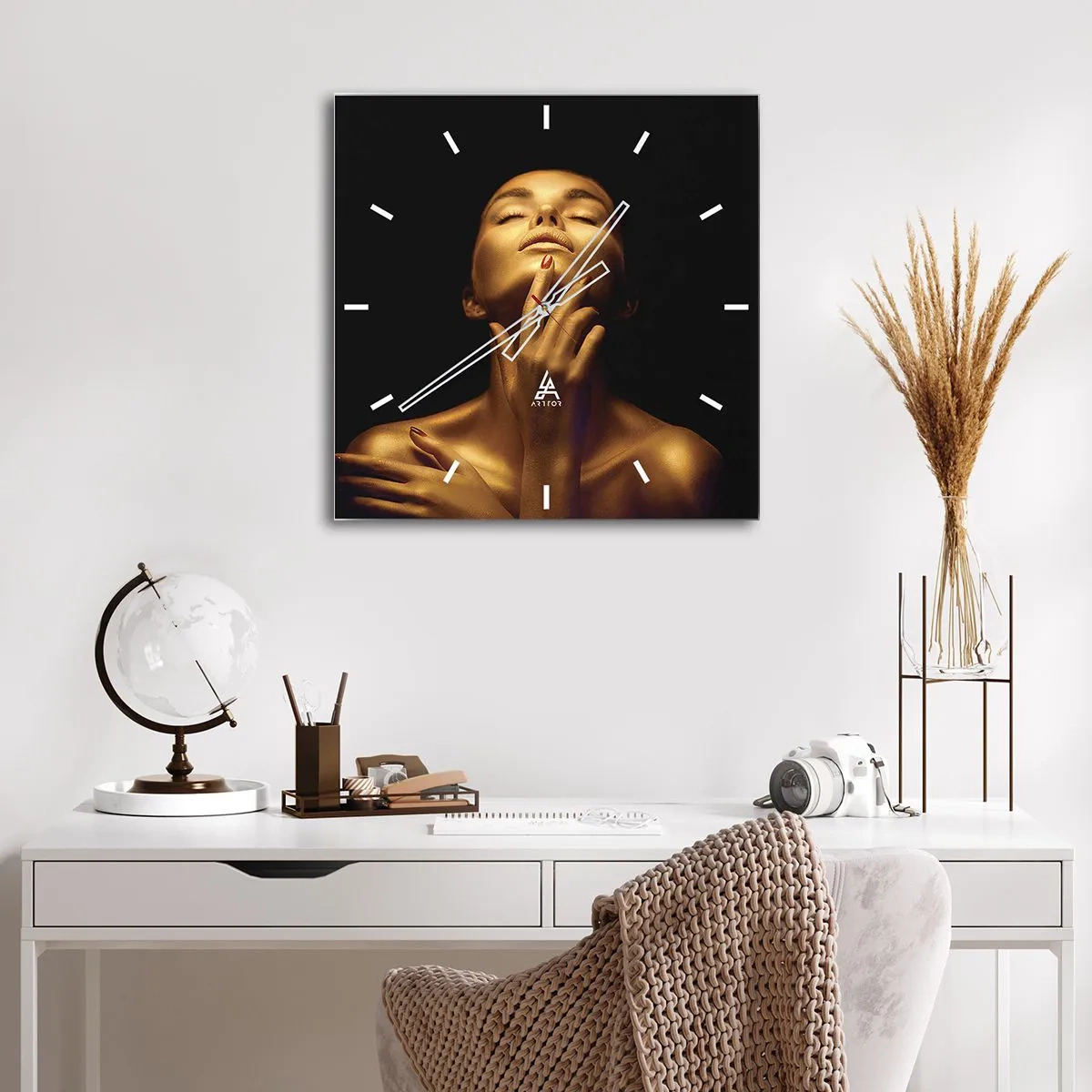 Reloj de pared - Reloj de vidrio - Retrato de una mujer con un brillo dorado sobre un fondo negro. - 30x30cm - Como seda dorada - Decoración de pared moderna para salón y dormitorio ARTTOR