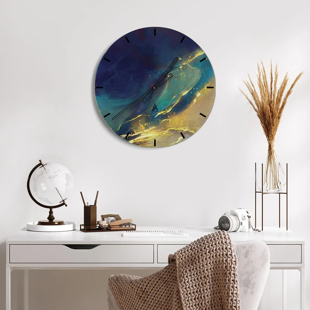 Reloj de pared - Reloj de vidrio - Una composición abstracta en azul marino y dorado que se asemeja a un estanque de agua. - 30x30cm - Inundación dorada - Decoración de pared moderna para salón, cocina y dormitorio ARTTOR