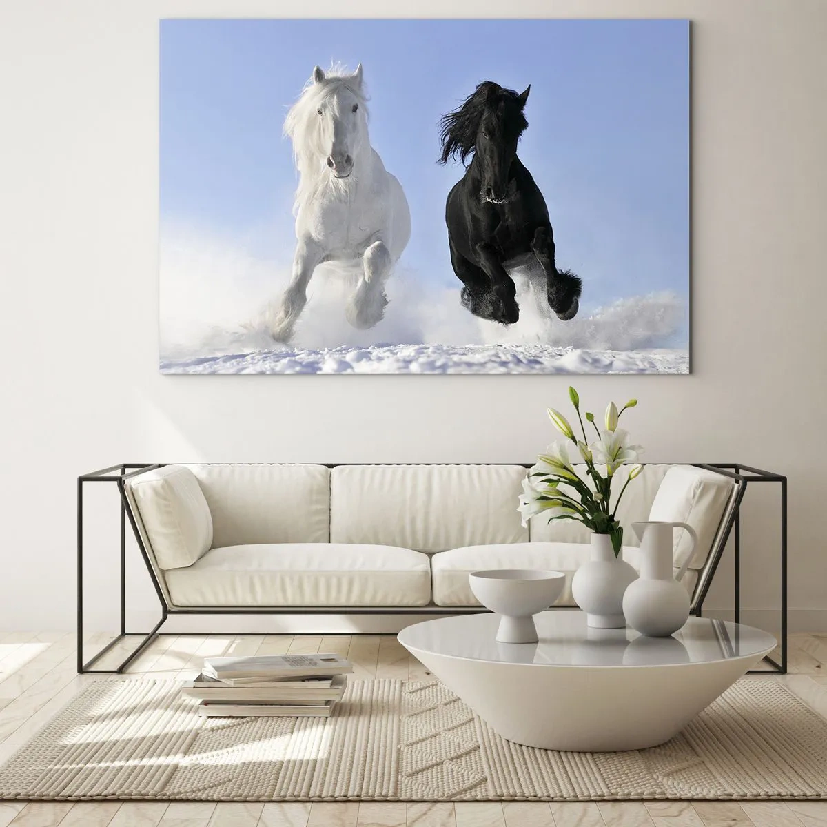 Cuadro sobre vidrio - Impresiones sobre Vidrio - Un caballo blanco y negro corriendo por la nieve en un paisaje invernal. - 70x50cm - Galope blanco y negro - Decoración de pared moderna para salón y dormitorio ARTTOR