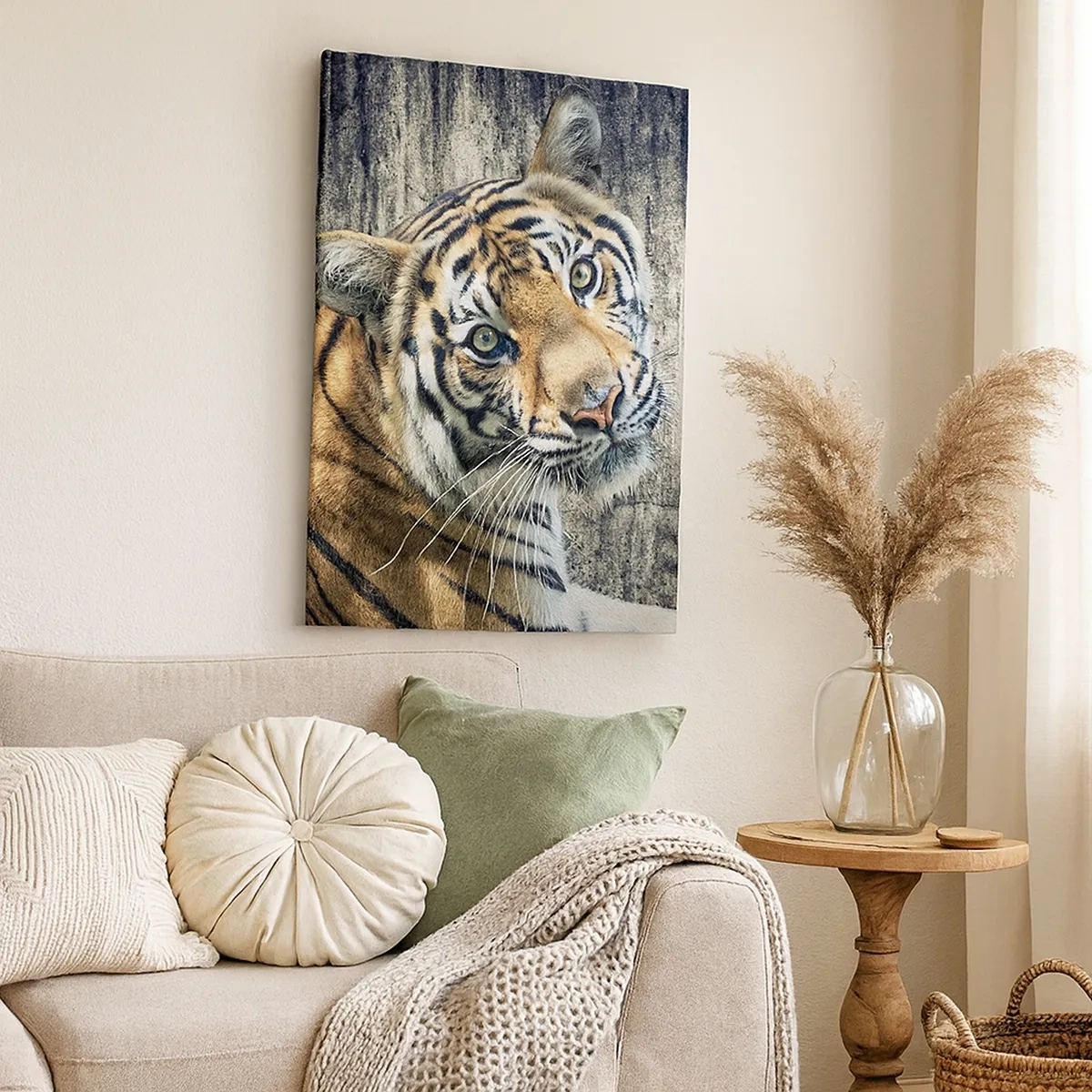 Cuadro sobre lienzo - Impresión de Imagen - Un tigre recostado contra una pared de textura rugosa. - 50x70cm - Retrato en corrientes de luz - Decoración de pared moderna para salón y dormitorio ARTTOR