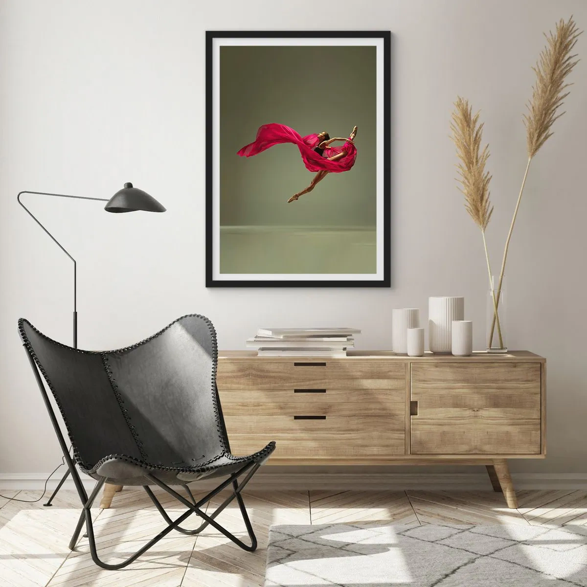 Póster en marco negro - Una bailarina vestida de rojo realiza un salto dinámico. - 50x70cm - Llama danzante - Decoración de pared moderna para salón y dormitorio ARTTOR