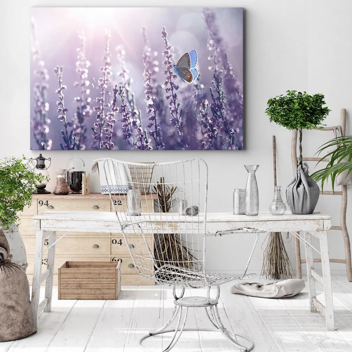 Cuadro sobre lienzo - Impresión de Imagen - Una mariposa sobre lavanda en flor a la luz de la mañana. - 120x80cm - El beso de una mariposa - Decoración de pared moderna para salón y dormitorio ARTTOR