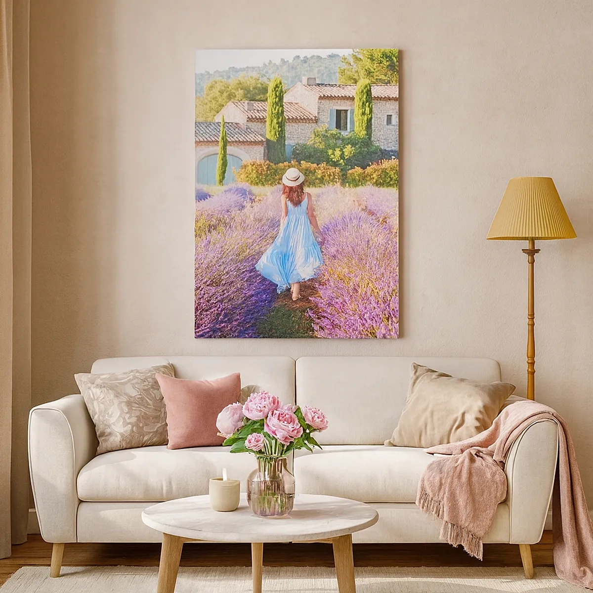 Cuadro sobre lienzo - Impresión de Imagen - Una mujer con un vestido azul caminando por un campo de lavanda con vistas a una casa. - 50x70cm - La chica de la lavanda - Decoración de pared moderna para salón y dormitorio ARTTOR