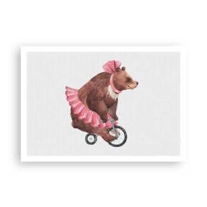 Póster - Un osito de peluche con una falda rosa en una bicicleta de estilo retro. - 100x70cm - ¡Qué circo! - Decoración de pared moderna para salón y dormitorio ARTTOR