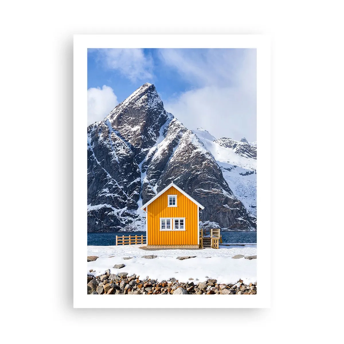 Póster - Una casa amarilla con el telón de fondo de montañas nevadas. - 50x70cm - Vacaciones escandinavas - Decoración de pared moderna para salón y dormitorio ARTTOR
