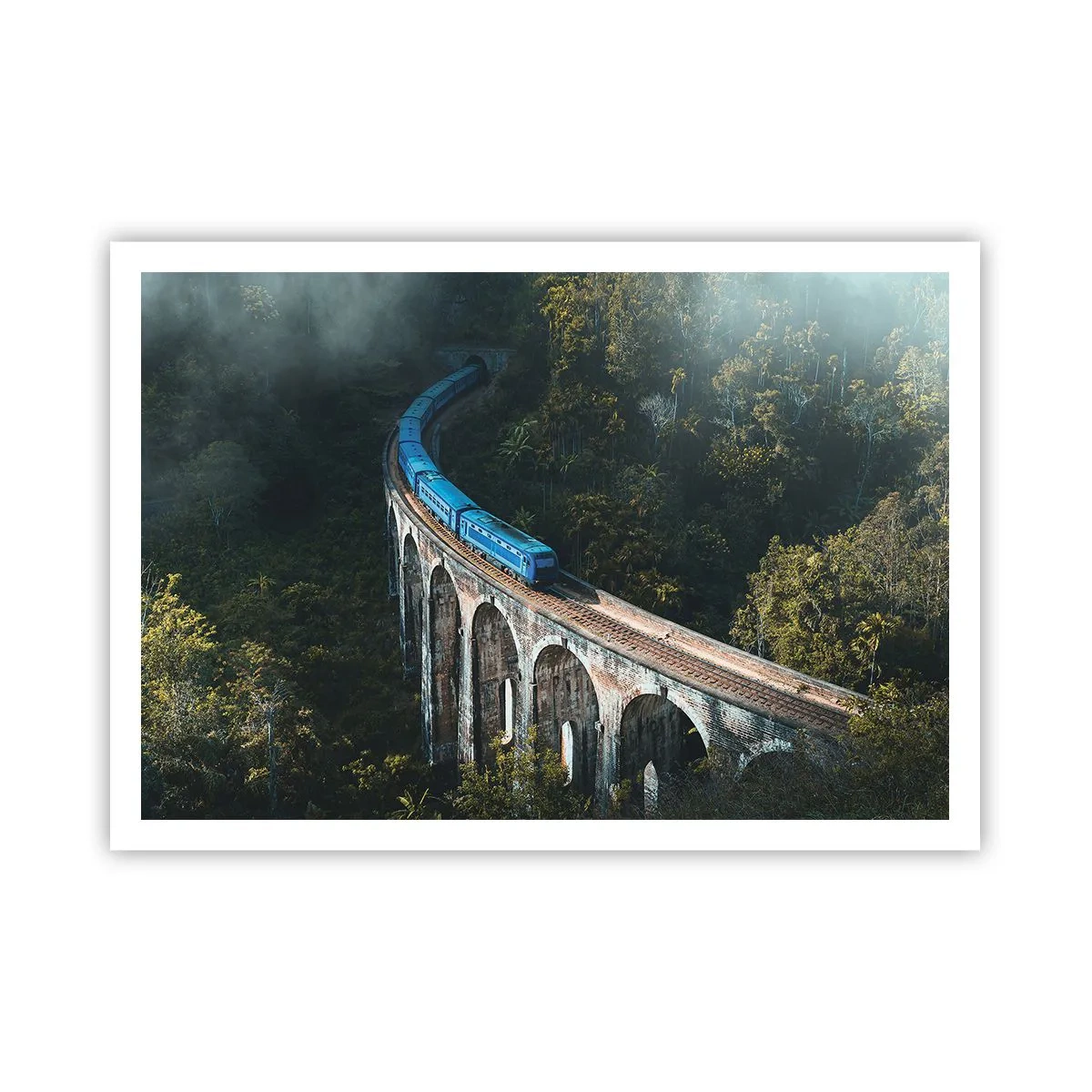 Póster - Un tren azul en un viaducto histórico entre los bosques. - 100x70cm - Vías sobre la naturaleza - Decoración de pared moderna para salón y dormitorio ARTTOR