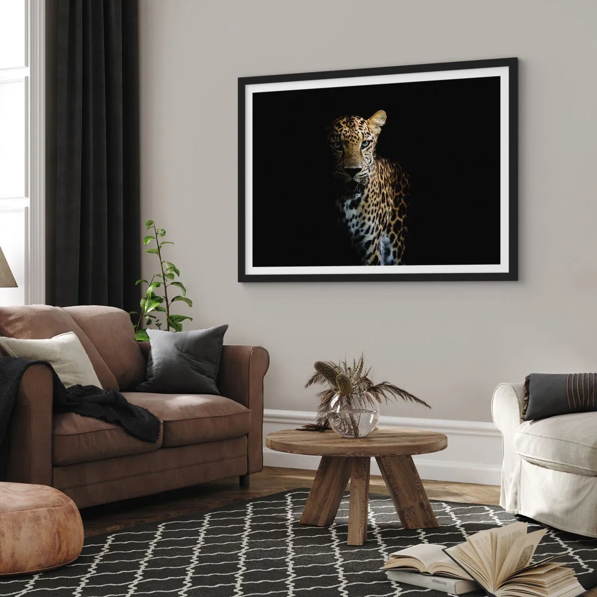 Póster en marco negro - Un leopardo sobre un fondo oscuro con una mirada intensa. - 70x50cm - Belleza oscura - Decoración de pared moderna para salón y dormitorio ARTTOR