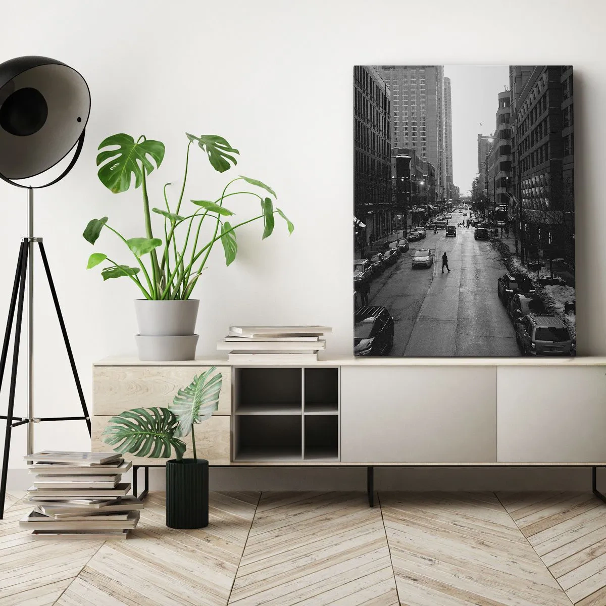 Cuadro sobre lienzo - Impresión de Imagen - Una calle en blanco y negro en el centro de la ciudad con coches y peatones. - 70x100cm - Un día como otro cualquiera - Decoración de pared moderna para salón y dormitorio ARTTOR