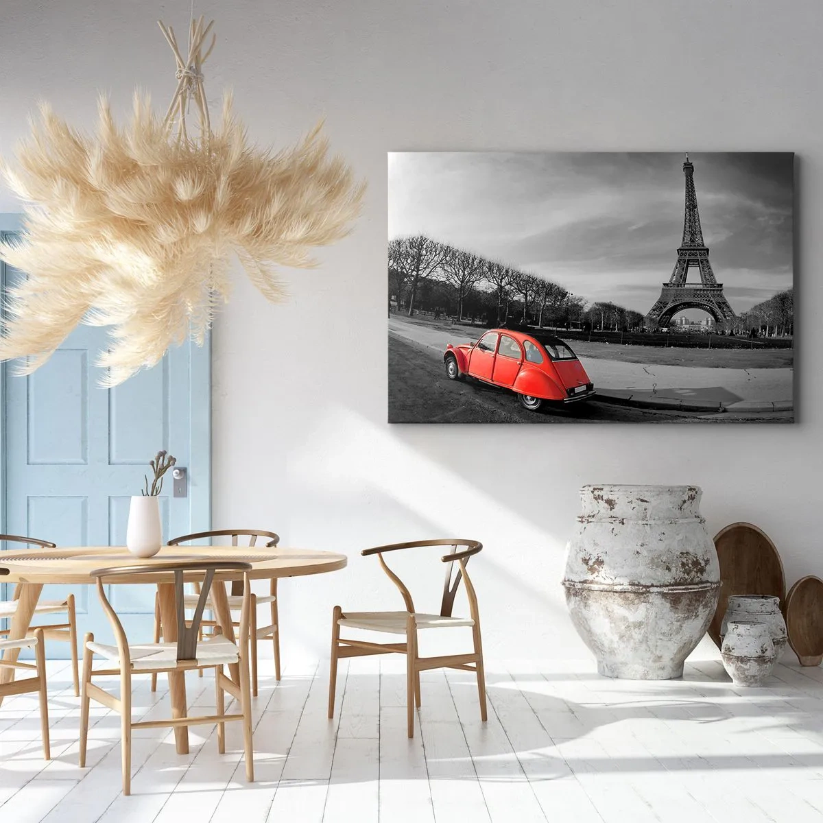 Cuadro sobre lienzo - Impresión de Imagen - Un coche rojo con la Torre Eiffel al fondo en un paisaje en blanco y negro. - 100x70cm - Más parisino que el propio París - Decoración de pared moderna para salón y dormitorio ARTTOR