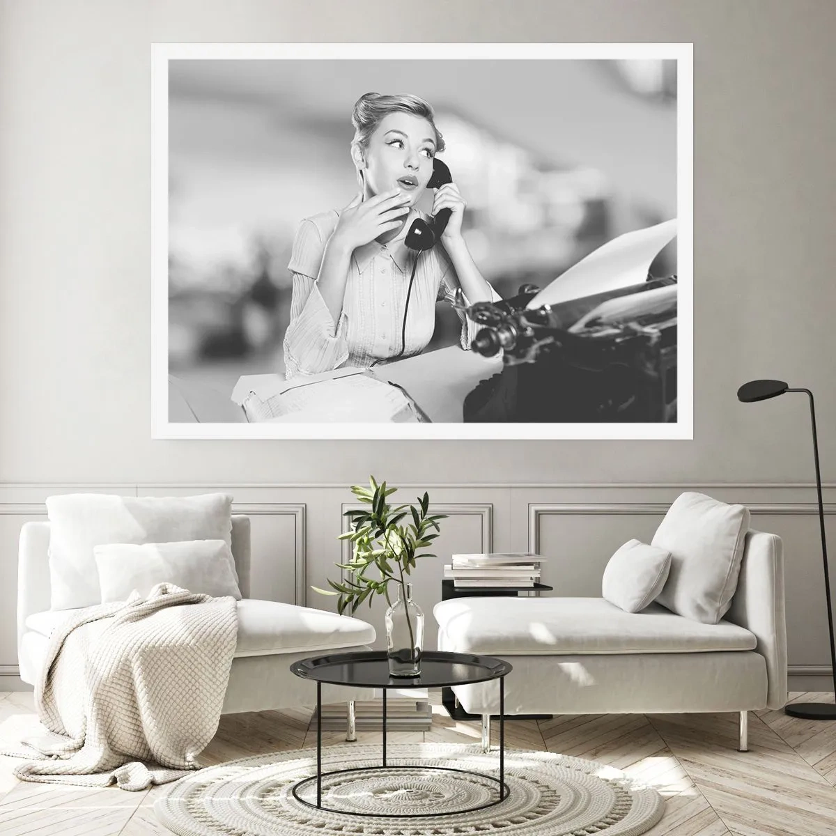 Póster - Una mujer hablando por teléfono frente a una máquina de escribir. - 100x70cm - ¿Diga?, estamos en los años 50. - Decoración de pared moderna para salón y dormitorio ARTTOR