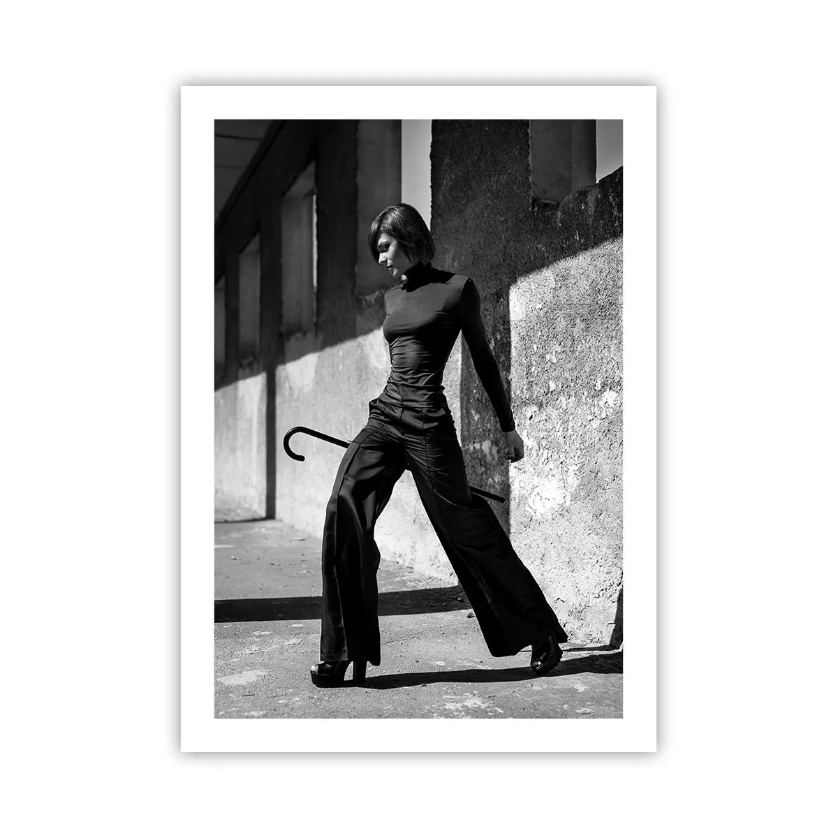 Póster - Una mujer con un traje elegante y un bastón frente a una arquitectura austera. - 50x70cm - Elegancia urbana - Decoración de pared moderna para salón y dormitorio ARTTOR