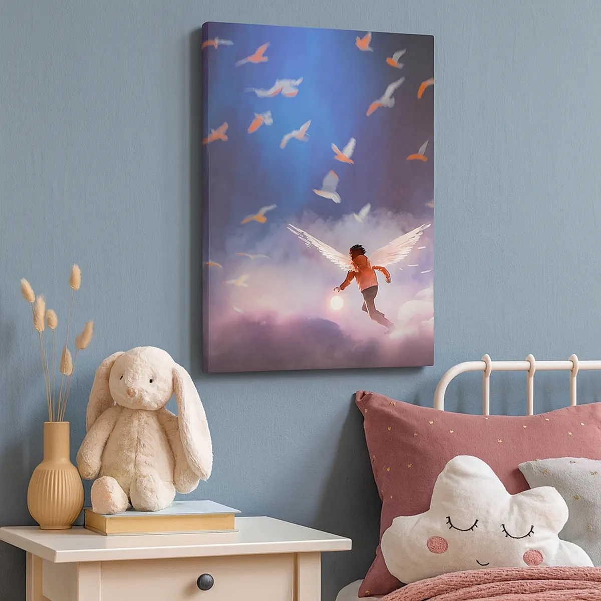 Cuadro sobre lienzo - Impresión de Imagen - Una figura con alas de ángel flotando entre pájaros en el cielo. - 50x70cm - Imaginación y valor - Decoración de pared moderna para salón y dormitorio ARTTOR