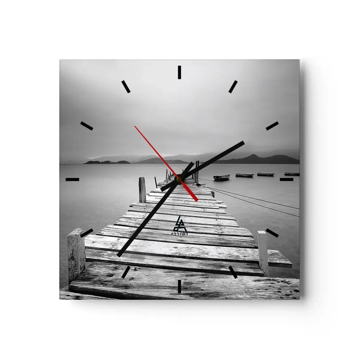 Reloj de pared - Reloj de vidrio - Una vista en blanco y negro de un embarcadero de madera y un lago tranquilo. - 30x30cm - Más allá de las montañas, más allá de los mares - Decoración de pared moderna para salón y dormitorio ARTTOR