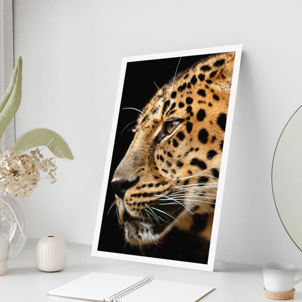 Póster - Perfil de un leopardo sobre un fondo oscuro - 50x70cm - Tranquilo, concentrado, preparado - Decoración de pared moderna para salón y dormitorio ARTTOR