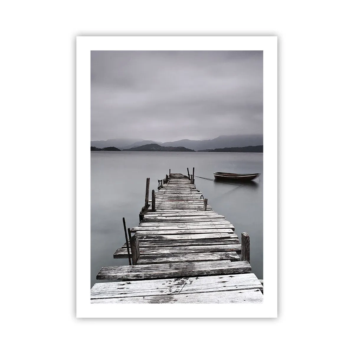 Póster - Un viejo muelle con un barco en aguas tranquilas. - 50x70cm - Mañana partimos - Decoración de pared moderna para salón y dormitorio ARTTOR