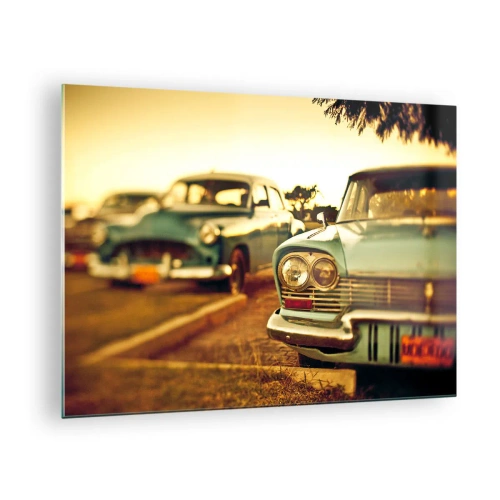 Cuadro sobre vidrio - Impresiones sobre Vidrio - Coches retro bajo la cálida luz del atardecer - 70x50cm - A la espera del futuro - Decoración de pared moderna para salón y dormitorio ARTTOR