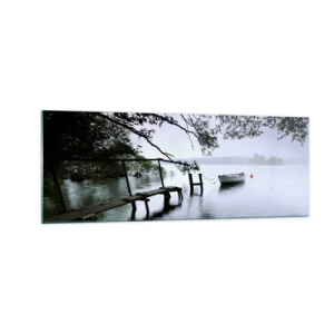 Cuadro sobre vidrio - Impresiones sobre Vidrio - Un embarcadero sobre el agua con un barco al fondo rodeado de un paisaje brumoso. - 140x50cm - Ya estás descansando - Decoración de pared moderna para salón y dormitorio ARTTOR