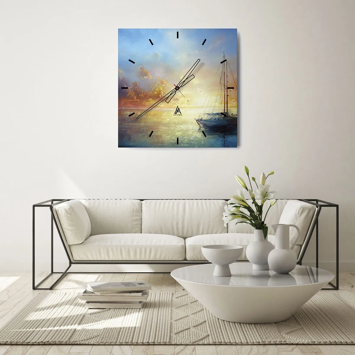 Reloj de pared - Reloj de vidrio - Un yate en un mar tranquilo al atardecer. - 30x30cm - En una bahía dorada - Decoración de pared moderna para salón y dormitorio ARTTOR