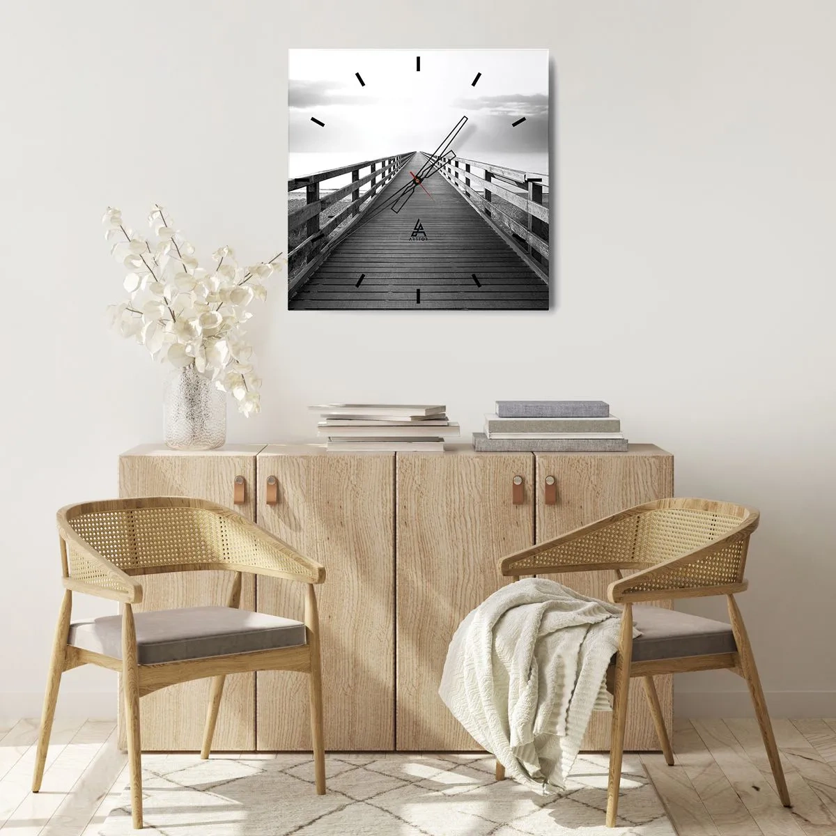 Reloj de pared - Reloj de vidrio - Una imagen en blanco y negro de un embarcadero de madera que conduce hacia el horizonte. - 30x30cm - En la distancia... - Decoración de pared moderna para salón y dormitorio ARTTOR