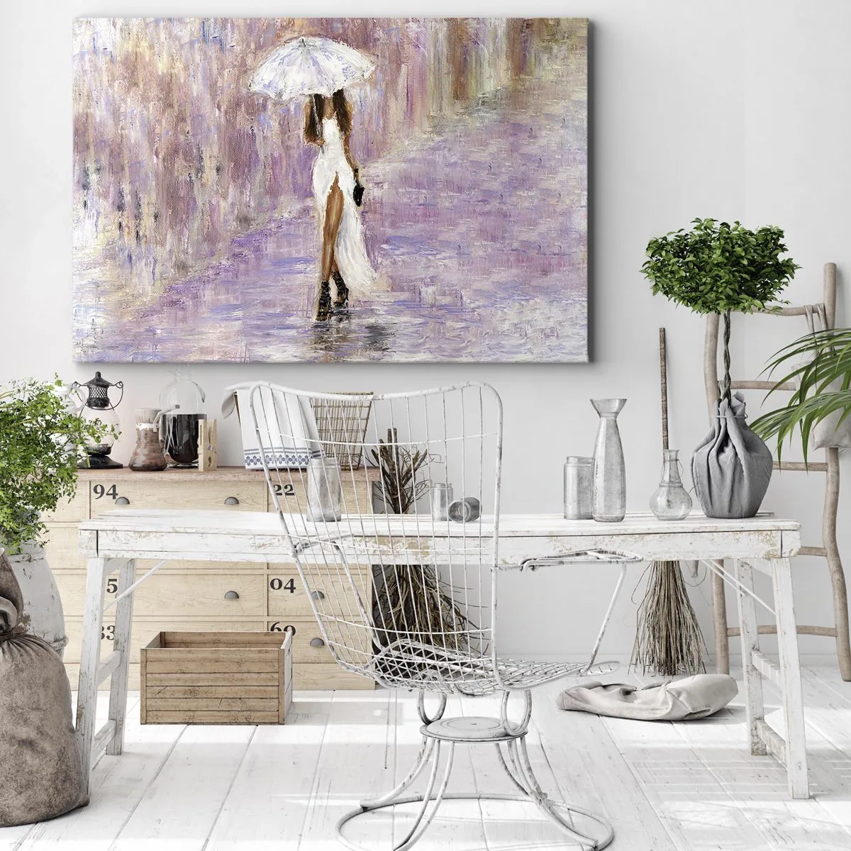 Cuadro sobre lienzo - Impresión de Imagen - Una mujer con paraguas caminando bajo la lluvia en tonos lilas - 70x50cm - En la lluvia de lilas - Decoración de pared moderna para salón y dormitorio ARTTOR