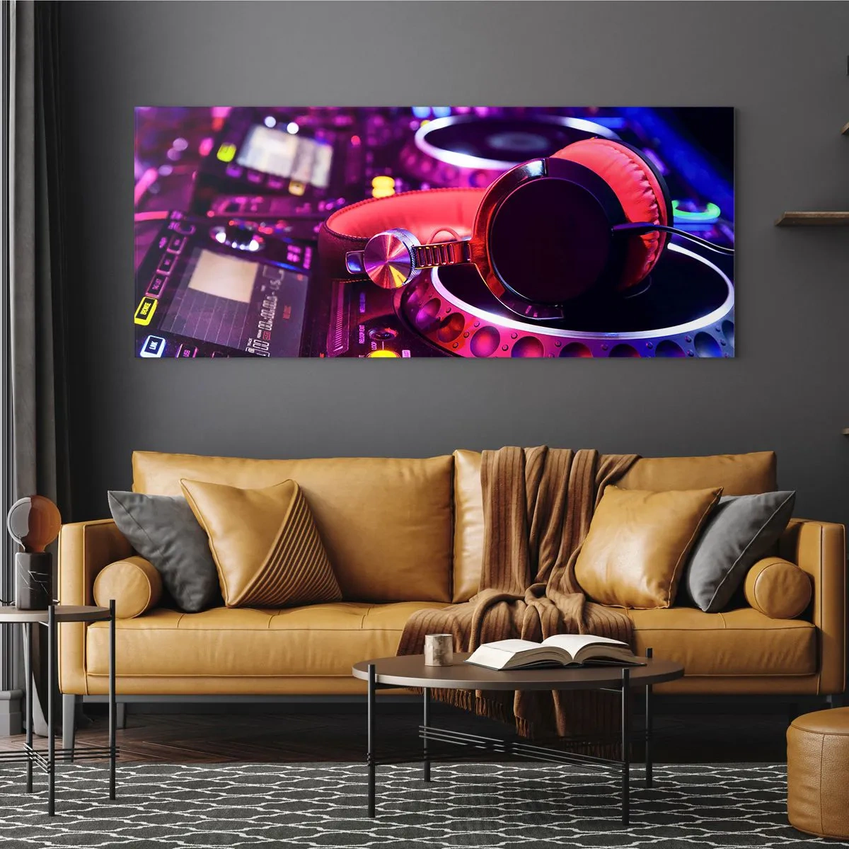 Cuadro sobre vidrio - Impresiones sobre Vidrio - Auriculares de DJ en una consola con iluminación de neón. - 140x50cm - Antes de que comience la diversión - Decoración de pared moderna para salón y dormitorio ARTTOR