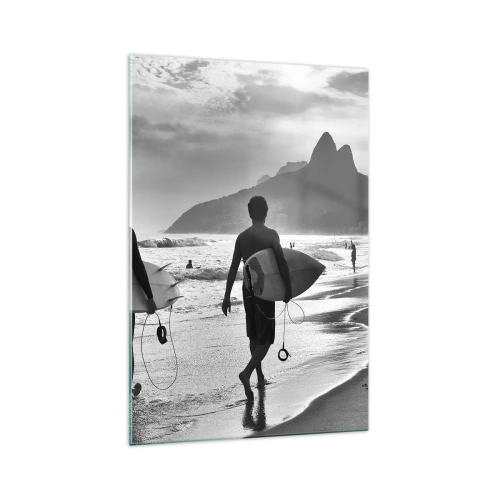 Cuadro sobre vidrio - Impresiones sobre Vidrio - Dos surfistas caminando por la playa con sus tablas en blanco y negro. - 70x100cm - Samba para una ola - Decoración de pared moderna para salón y dormitorio ARTTOR