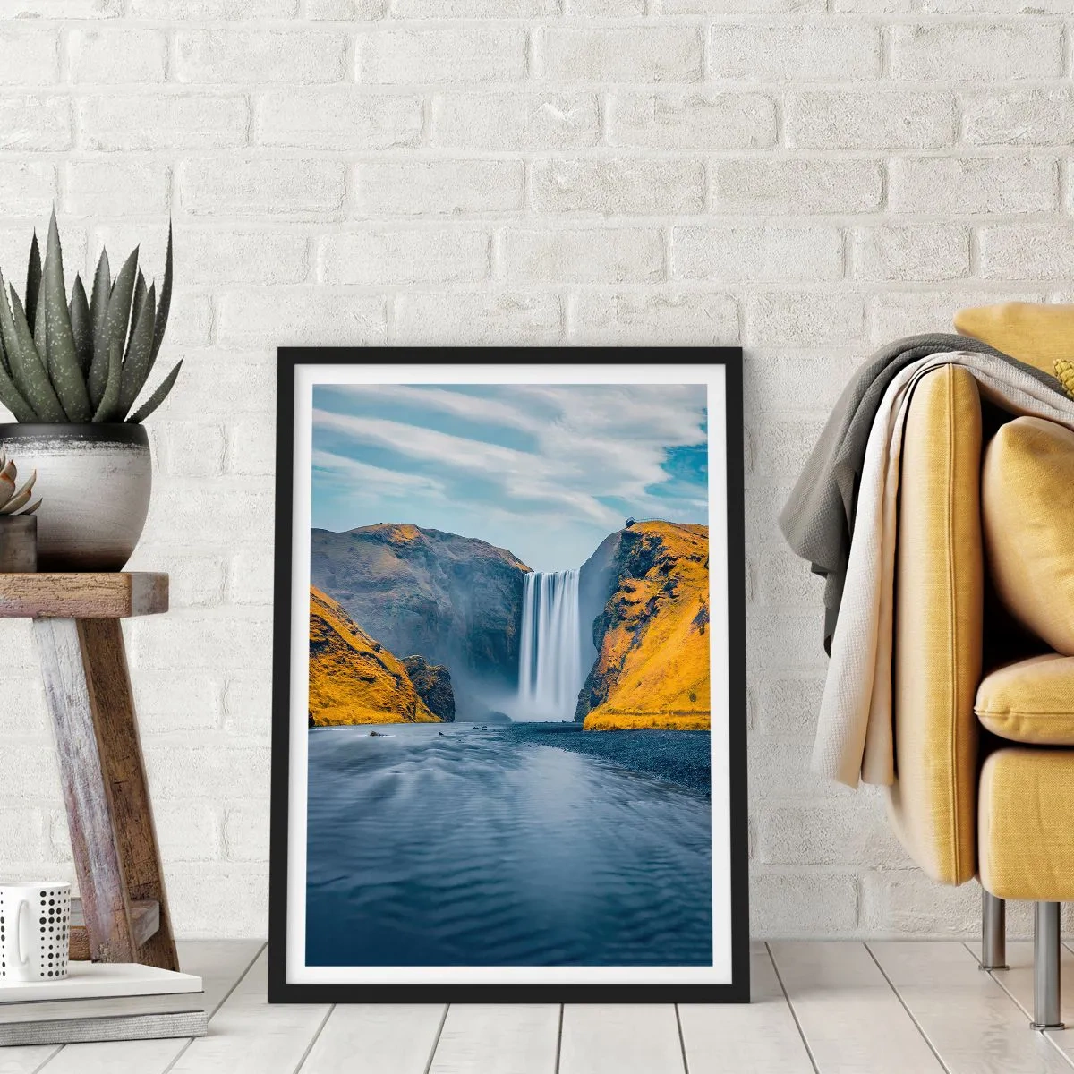 Póster en marco negro - Una cascada que fluye desde las montañas rodeadas de laderas doradas. - 50x70cm - Duración eterna, movimiento eterno - Decoración de pared moderna para salón y dormitorio ARTTOR