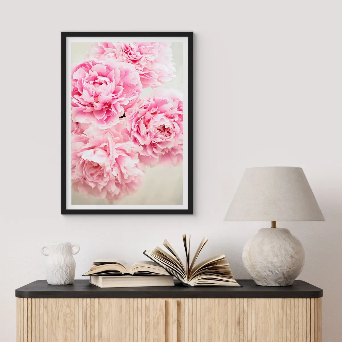 Póster en marco negro - Un ramo de peonías rosas sobre un fondo claro. - 50x70cm - En el esplendor del rosa - Decoración de pared moderna para salón y dormitorio ARTTOR