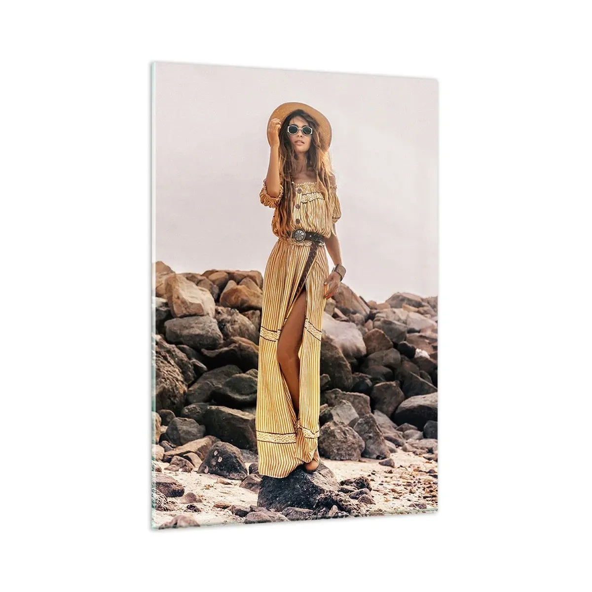 Cuadro sobre vidrio - Impresiones sobre Vidrio - Una mujer con estilo boho sobre un fondo de playa rocosa. - 80x120cm - La magia de las piedras - Decoración de pared moderna para salón y dormitorio ARTTOR