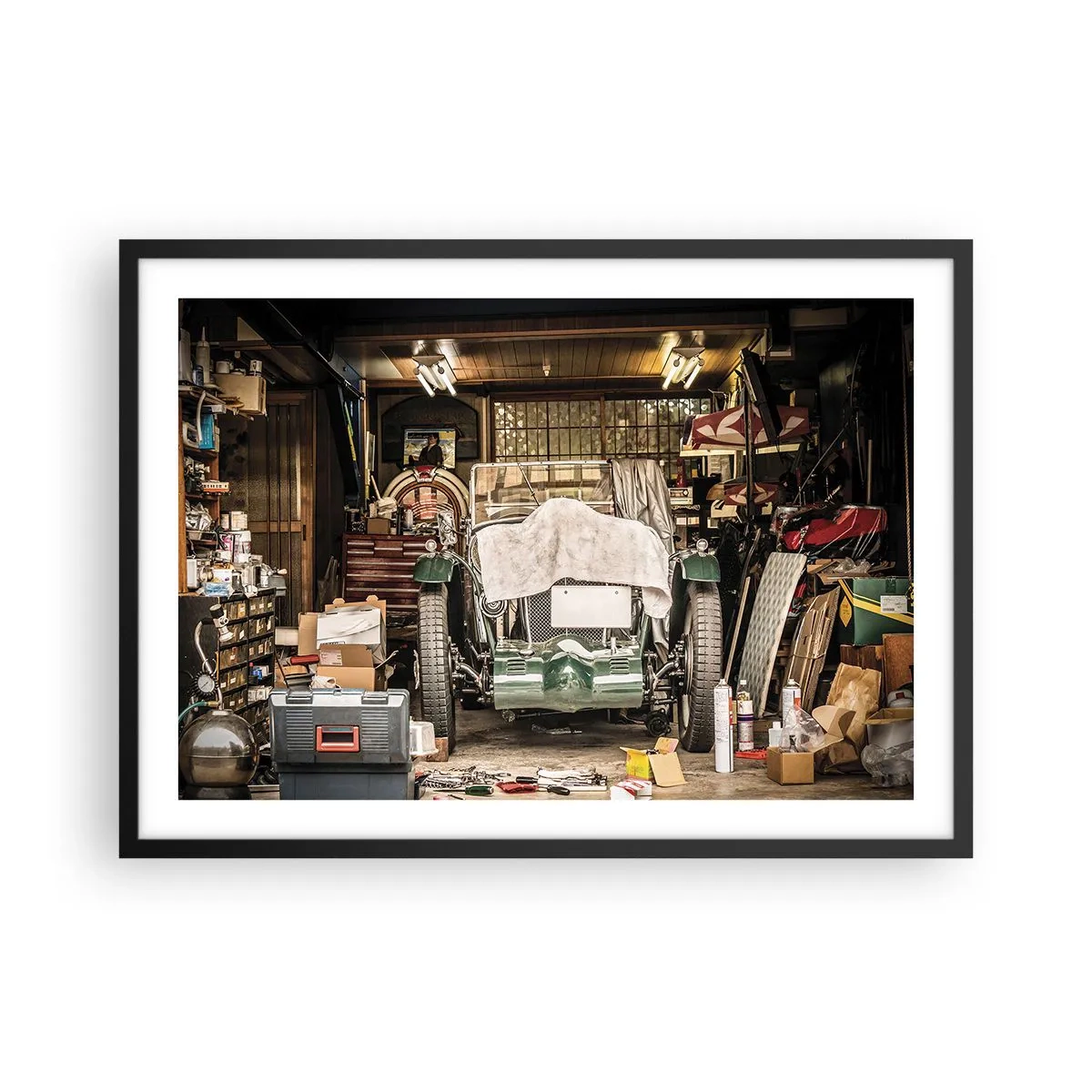 Póster en marco negro - Un coche viejo en un garaje rodeado de herramientas y equipos. - 70x50cm - Volver al pasado - Decoración de pared moderna para salón y dormitorio ARTTOR