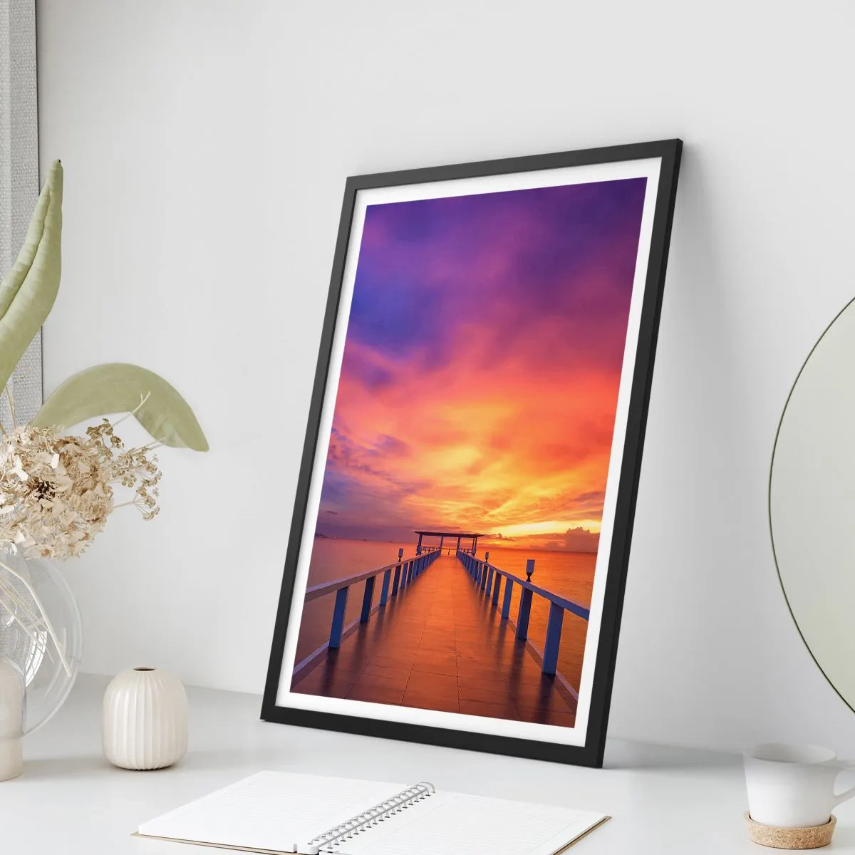 Póster en marco negro - El embarcadero con una espectacular puesta de sol como telón de fondo - 50x70cm - Sin fin - Decoración de pared moderna para salón y dormitorio ARTTOR