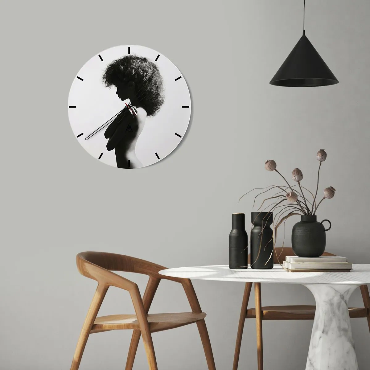 Reloj de pared - Reloj de vidrio - Retrato en blanco y negro de una mujer de medio perfil con un peinado dinámico. - 30x30cm - Como una flor en un tallo delgado - Decoración de pared moderna para salón, cocina y dormitorio ARTTOR