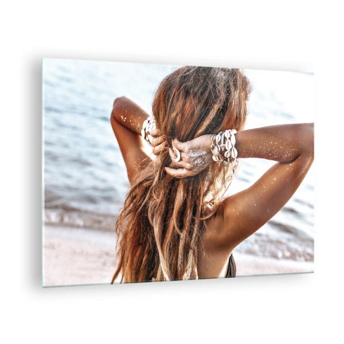Cuadro sobre vidrio - Impresiones sobre Vidrio - Una mujer con cabello largo en la playa, rodeada de conchas y arena. - 70x50cm - Hermanada con el agua y el sol - Decoración de pared moderna para salón y dormitorio ARTTOR