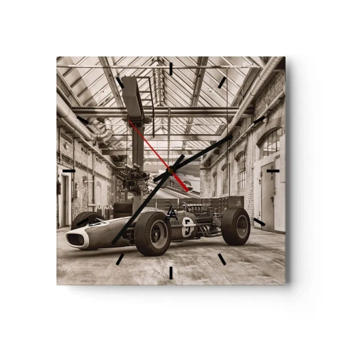 Reloj de pared - Reloj de vidrio - Coche de carreras en blanco y negro en un interior industrial. - 30x30cm - El descanso del vencedor - Decoración de pared moderna para salón y dormitorio ARTTOR