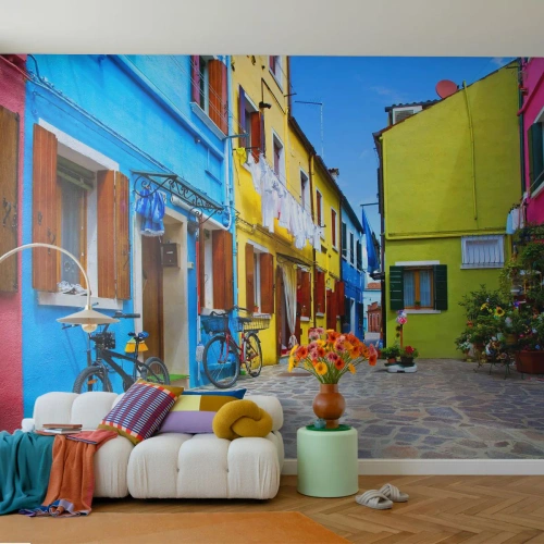 Fotomural Premium Canvas - Callejón dulce de color pastel - Ciudad, bicicletas, Callejón - 400x280 cm