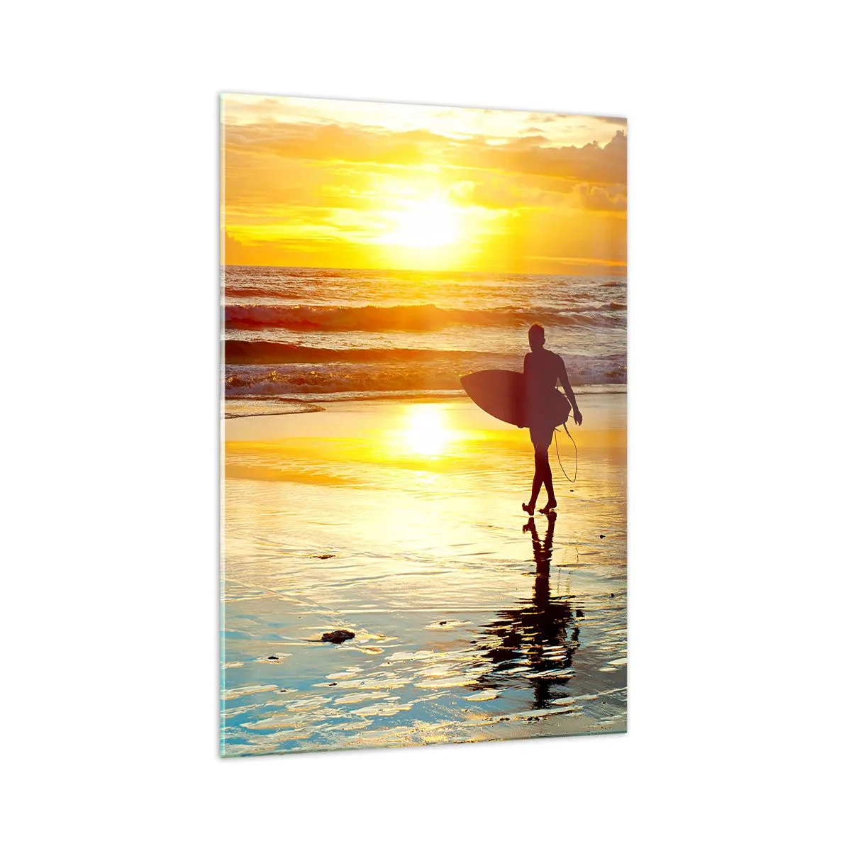 Cuadro sobre vidrio - Impresiones sobre Vidrio - Un surfista caminando por la playa al atardecer con una tabla en la mano. - 70x100cm - El regreso del guerrero - Decoración de pared moderna para salón y dormitorio ARTTOR