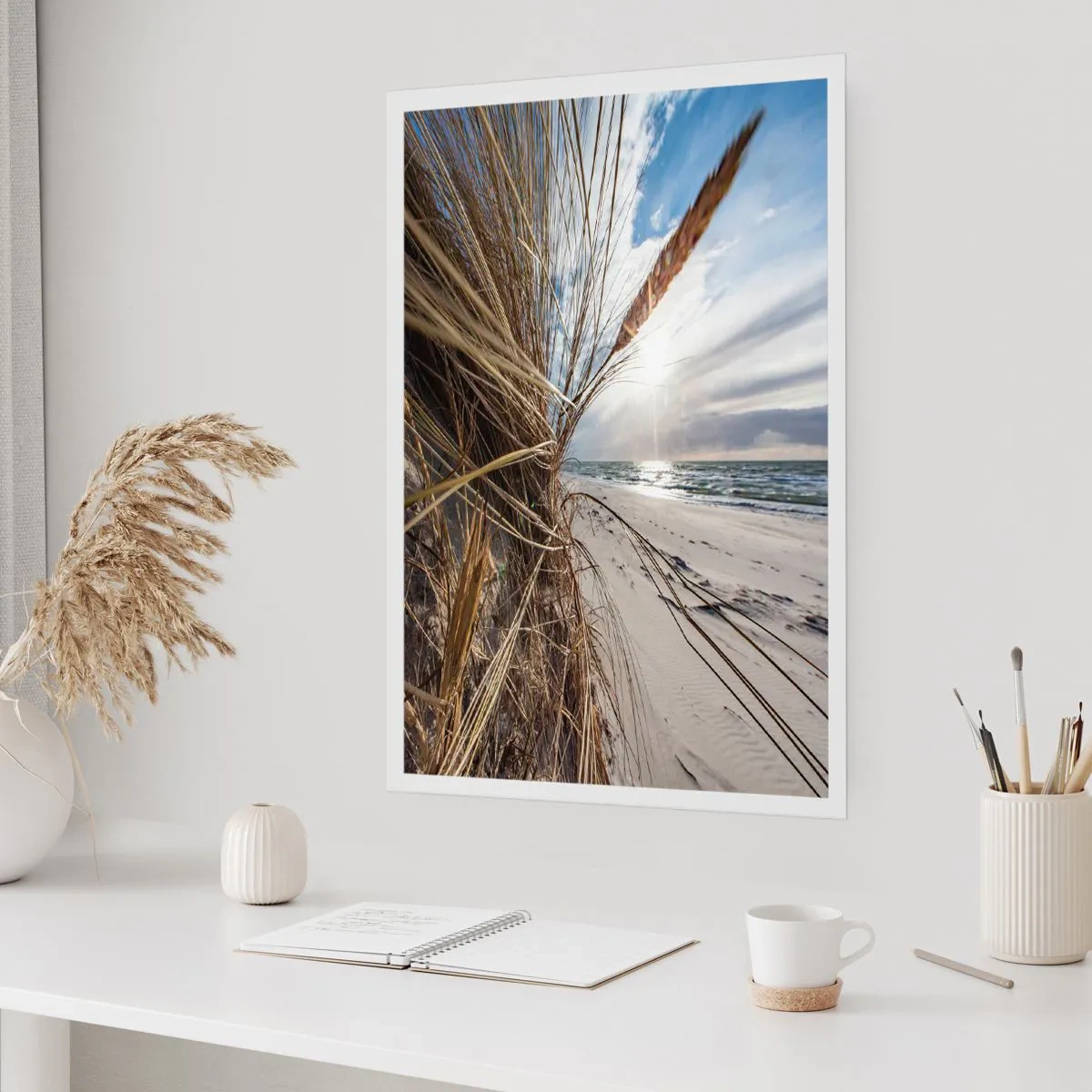 Póster - Playa con vistas al mar y césped al sol. - 50x70cm - Una reunión de los elementos - Decoración de pared moderna para salón y dormitorio ARTTOR
