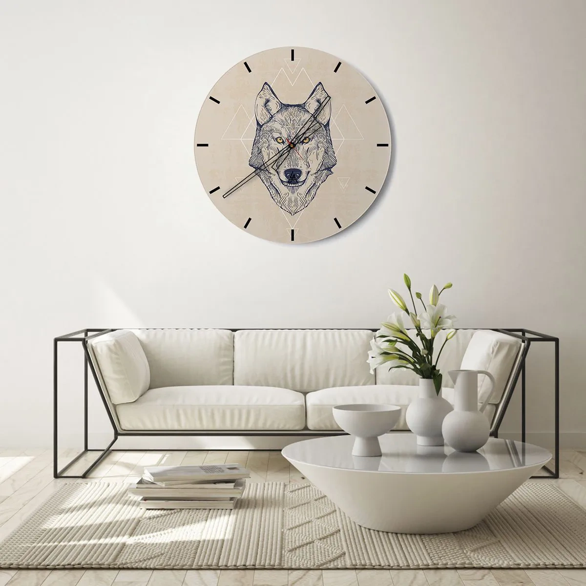 Reloj de pared - Reloj de vidrio - Ilustración de un lobo sobre un fondo beige con patrones geométricos. - 30x30cm - La mirada del lobo alfa - Decoración de pared moderna para salón, cocina y dormitorio ARTTOR
