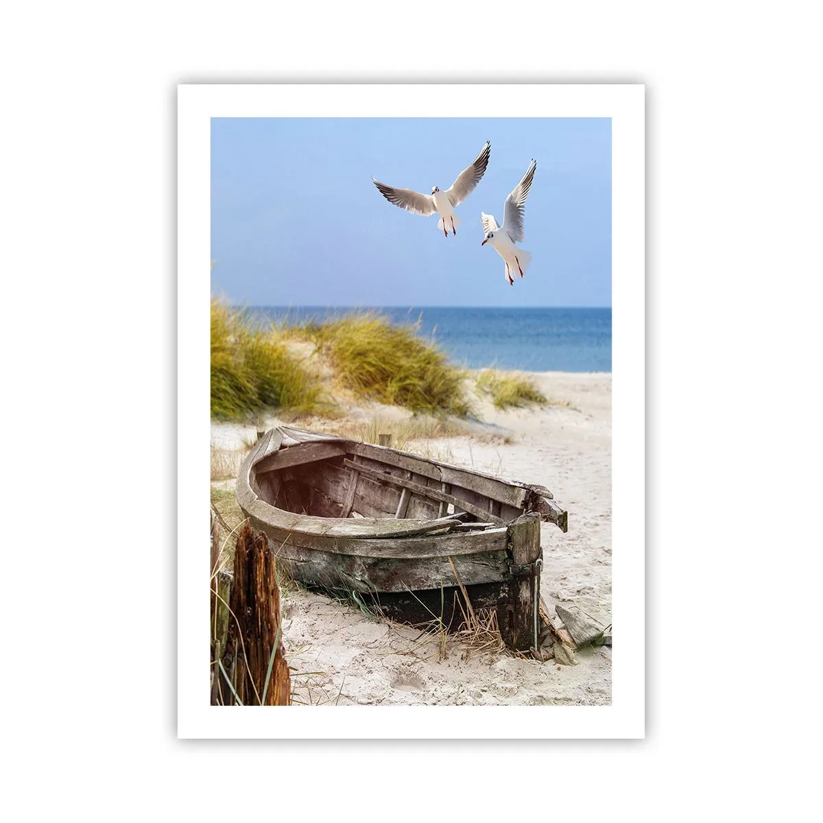 Póster - Un viejo barco en la playa con gaviotas al fondo. - 50x70cm - Bañada por el viento - Decoración de pared moderna para salón y dormitorio ARTTOR