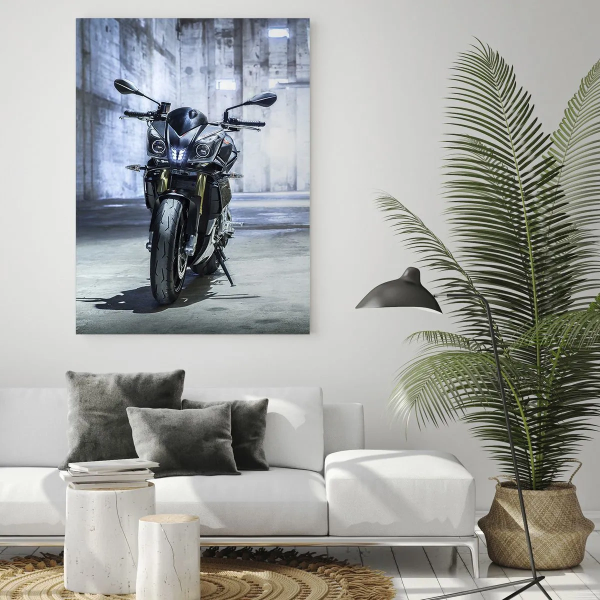 Cuadro sobre vidrio - Impresiones sobre Vidrio - Una motocicleta moderna en un interior industrial. - 80x120cm - Antes de que el motor ruja - Decoración de pared moderna para salón y dormitorio ARTTOR