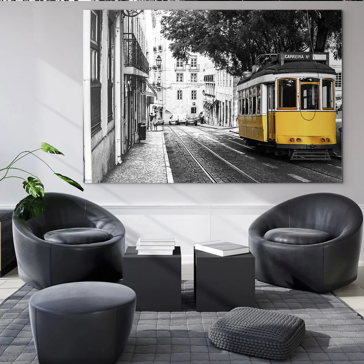 Cuadro sobre vidrio - Impresiones sobre Vidrio - Un tranvía amarillo con el telón de fondo de una calle en blanco y negro. - 70x50cm - Y un fado de fondo - Decoración de pared moderna para salón y dormitorio ARTTOR